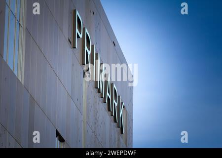 Photo d'un panneau avec le logo de Primark sur leur magasin local à Wuppertal. Primark est un détaillant irlandais de fast fashion dont le siège est à Dublin, et a Banque D'Images