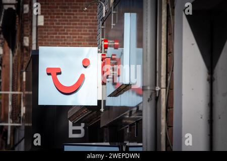 Photo d'un panneau avec le logo de TUI, sur leur agence de voyage locale pour le Limbourg à Maastricht. TUI Group est une entreprise allemande de loisirs, de voyages et de tourisme Banque D'Images