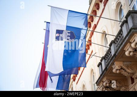 Photo des armoiries d'Osijek sur leur drapeau officiel. Osijek est la quatrième plus grande ville de Croatie, avec une population de 96 848 habitants en 2021. C'est Th Banque D'Images