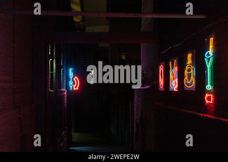 Photo de néons multicolores dans une rue sombre de Belgrade, Serbie, indiquant la direction d'un bar. Banque D'Images