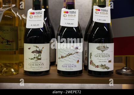 Photo de bouteilles de vin rouge français à vendre, côtes du rhone. Côtes du Rhône est une appellation d'origine Contrôlée viticole pour le vin de Rhône reg Banque D'Images