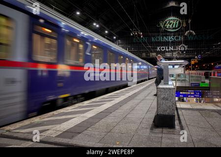 Photo d'un logo du train de nuit amsterdam innsbruck, exploité par Night Jet. Nightjet est une marque de fabrique donnée par les chemins de fer fédéraux autrichiens Ö Banque D'Images