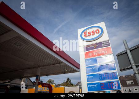 Photo d'un panneau avec le logo d'Esso sur une station-service allemande à Aix-la-Chapelle en Allemagne. Esso est un nom commercial d'ExxonMobil. À l'origine, le nom était pri Banque D'Images