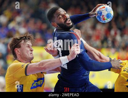 La française Dika Mem et le suédois Jonathan Carlsbogard lors de la demi-finale entre la Suède et la France au Championnat d'Europe de handball masculin EHF 2024 dans la Lanxness Arena à Cologne, Allemagne, vendredi 26 janvier 2024 Credit : Ritzau/Alamy Live News Banque D'Images