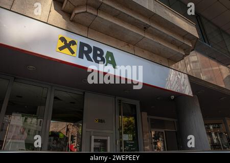 Photo d'un panneau avec le logo de RBA Banka sur leur bureau principal pour Belgrade. Banque RBA anciennement crédit agricole Srbija, dont le siège est à Belgrad Banque D'Images