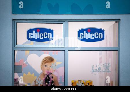 Photo d'un panneau avec le logo de Chicco sur un magasin de détail à Belgrade. Chicco est un fabricant italien de vêtements et jouets pour enfants avec reta Banque D'Images