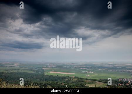 Photo des plaines de Voïvodine vue de vrsacki breg pendant un après-midi pluvieux. Les montagnes Vršac, également connues sous le nom de colline Vršac, sont situées dans le Banque D'Images