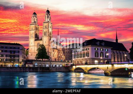 Grossm nster Église protestante de style roman au lever du soleil, Z riche, Suisse Banque D'Images