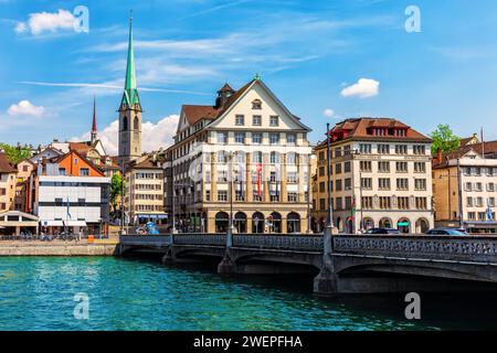 Vue sur le pont Rudolf Brun sur la rivière Limmat et la tour de l'église du prédicateur de Zurich, Suisse Banque D'Images