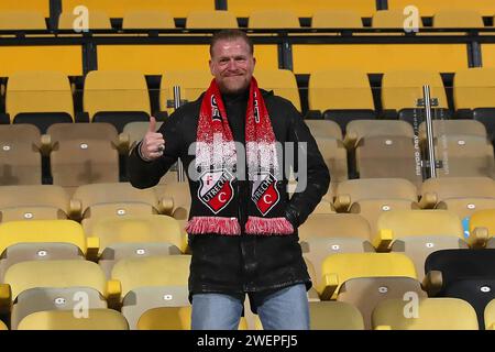 KERKRADE, pays-Bas. 26 janvier 2024. Football, Néerlandais Keuken Kampioen Divisie, Roda JC - Jong Utrecht, Parkstad Limburg Stadium, saison 2023/2024, le premier supporter du FC Jong Utrecht est déjà présent Credit : Pro Shots/Alamy Live News Banque D'Images