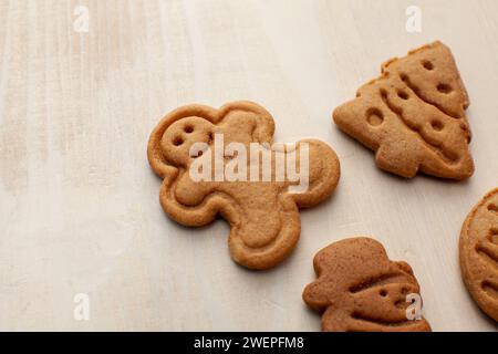 biscuits en forme de noël isolés sur fond en bois blanc Banque D'Images