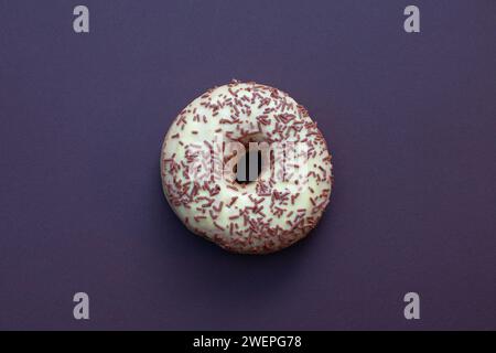 beignet à la crème et au chocolat isolé sur fond violet Banque D'Images