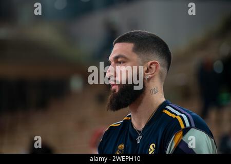 Monaco, Monaco. 19 janvier 2024. Vincent Poirier, joueur n°17 de Madrid, s'entraîne avant le match de Turkish Airlines Euroleague entre L'AS Monaco et le Real Madrid dans la salle Gaston-Medecin. Score final : AS Monaco 90 - 74 Real Madrid. (Photo Laurent Coust/SOPA Images/Sipa USA) crédit : SIPA USA/Alamy Live News Banque D'Images