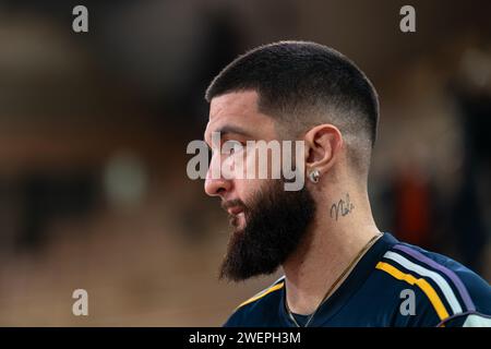 Monaco, Monaco. 19 janvier 2024. Vincent Poirier, joueur n°17 de Madrid, s'entraîne avant le match de Turkish Airlines Euroleague entre L'AS Monaco et le Real Madrid dans la salle Gaston-Medecin. Score final : AS Monaco 90 - 74 Real Madrid. (Photo Laurent Coust/SOPA Images/Sipa USA) crédit : SIPA USA/Alamy Live News Banque D'Images