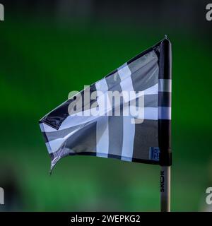 GRONINGEN, LAND WAAR HET PLAATS VINDT - JANVIER 26 : drapeaux d'angle spéciaux pour la commémoration 'In Memoriam' lors du match néerlandais Keuken Kampioen Divisie entre le FC Groningen et Jong AZ à Euroborg le 26 janvier 2024 à Groningen, Land waar het plaats vindt. (Photo de Pieter van der Woude/Orange Pictures) crédit : Orange pics BV/Alamy Live News Banque D'Images