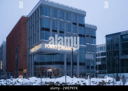 Tallinn, Estonie - 16 décembre 2023 : promotion immobilière Porto Franco dans la construction. Banque D'Images
