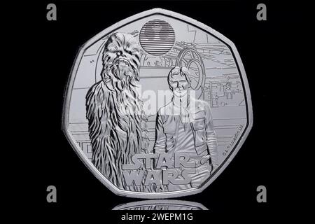 La 4e pièce de la série Star Wars 50p est la 2024 50p avec Chewbacca & Han Solo. L'avers représente le roi Charles III de Martin Jennings Banque D'Images