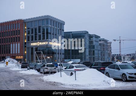 Tallinn, Estonie - 16 décembre 2023 : promotion immobilière Porto Franco dans la construction. Banque D'Images