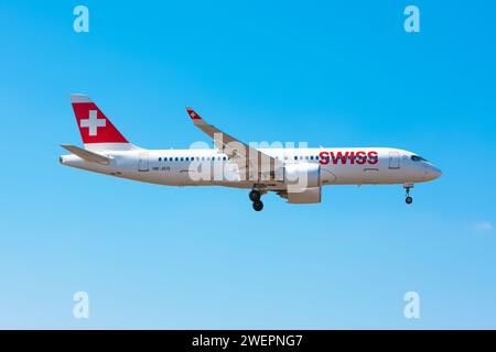 Boryspil, Ukraine - 27 août 2019 : l'avion Airbus A220 (HB-JCO) de Swiss Airlines atterrit à l'aéroport international de Boryspil Banque D'Images