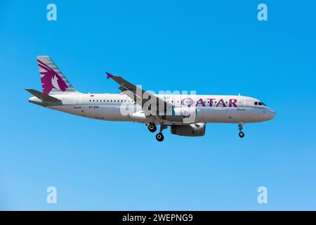 Boryspil, Ukraine - 27 août 2019 : l'avion Airbus A320-232 (A7-AHD) de Qatar Airways atterrit à l'aéroport international de Boryspil Banque D'Images