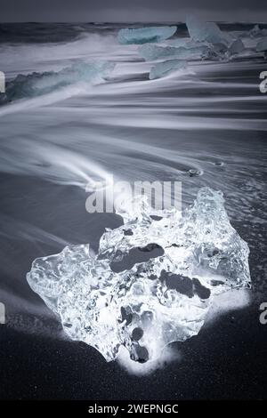Diamants de glace à la plage noire islandaise (Jokulsarlon) Banque D'Images