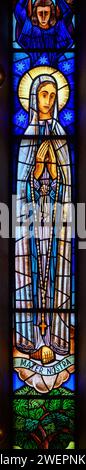 Mater Nostra [notre mère], un titre de la Vierge Marie. Un vitrail à Igreja de Nossa Senhora de Fátima, Lisbonne. Banque D'Images