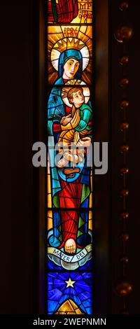 Mater Dei [mère de Dieu] / notre mère du secours perpétuel. Un vitrail à Igreja de Nossa Senhora de Fátima, Lisbonne. Banque D'Images