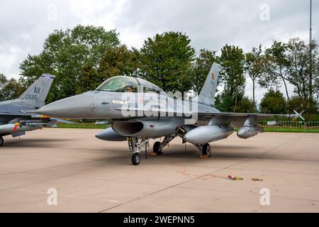 Avion de chasse F-16B Fighting Falcon de la Force aérienne belge à la base aérienne de Leeuwarden. Leeuwarden, pays-Bas - 17 septembre 2011 Banque D'Images