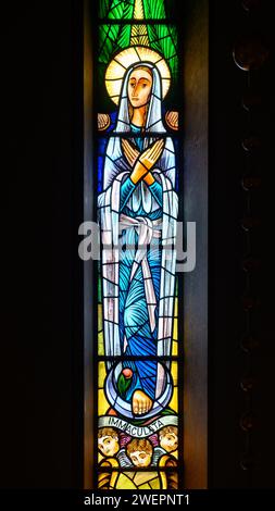 Immaculée – un titre de la Vierge Marie. Un vitrail à Igreja de Nossa Senhora de Fátima, Lisbonne. Banque D'Images