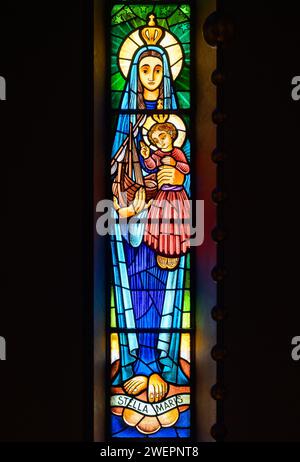 Stella Maris [étoile de la mer], un titre de la Vierge Marie. Un vitrail à Igreja de Nossa Senhora de Fátima, Lisbonne. Banque D'Images