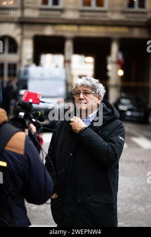 Paris, France. 25 janvier 2024. Éric Coquerel, député du parti la France Insoumise, vu parler à la presse. Le Conseil constitutionnel, à Paris, a pris sa décision finale sur la nouvelle loi française sur l'immigration. Une grande partie de la loi de Gérald Darmanin, approuvée à la fin de l'année dernière à l'Assemblée nationale, a été censurée, 35 articles sur les 86 du texte étant censurés en totalité ou en partie. Crédit : SOPA Images Limited/Alamy Live News Banque D'Images