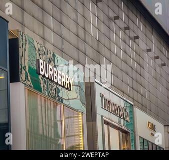 Kuala Lumpur, Malaisie - 26 janvier 2024 : vue extérieure de Burberry, Tiffany, Céline magasins extérieurs avec les logos de l'entreprise dans un immense centre commercial de luxe Banque D'Images