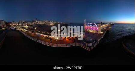 Scènes hivernales 26.01.2024. Vue aérienne du Palace Pier de Brighton au coucher du soleil. Crédit : Leo Mason/Alamy Live NewsNon disponible pour l'IA Banque D'Images