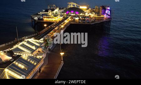 Scènes hivernales 26.01.2024. Vue aérienne du Palace Pier de Brighton au coucher du soleil. Crédit : Leo Mason/Alamy Live News non disponible pour l'IA Banque D'Images