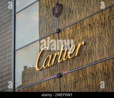 Kuala Lumpur, Malaisie - 26 janvier 2024 : vue extérieure d'un magasin Cartier et logo de l'entreprise dans l'immense centre commercial de luxe de Kuala Lumpur Banque D'Images