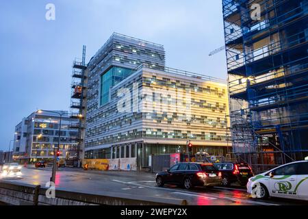 MALMO, SUÈDE - 25 OCTOBRE 2014 : rue Gibraltargatan avec bâtiment de Swedbank en construction à Malmo Banque D'Images