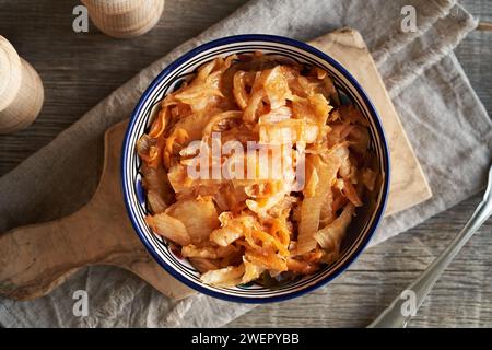 Salade kim chi fermentée dans un bol sur une table en bois, vue de dessus Banque D'Images
