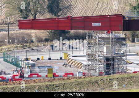 Wendover Dean, Royaume-Uni. 26 janvier 2024. HS2 est en train de construire le viaduc Wendover Dean pour le train à grande vitesse à Wendover Dean près de Great Misseden dans le Buckinghamshire. Bien que la phase 2 Northern Leg de HS2 ait été annulée par Rishi Sunak, le maire du Grand Manchester, Andy Burnham, et le maire des West Midlands, Andy Street, devrait rencontrer le secrétaire aux Transports, Mark Harper, la semaine prochaine pour discuter des plans pour un remplacement pour le tronçon HS2 annulé entre Birmingham et Manchester. Crédit : Maureen McLean/Alamy Live News Banque D'Images