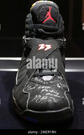 New York, New York, États-Unis. 26 janvier 2024. Air Jordan VIII (1993) sneaker de ''˜The Dynasty Collection', un ensemble de 6 Michael Jordan ''˜Championship clinching' Game Worn Air Jordan sneakers avec une estimation de 7 à 10 millions de dollars détenu chez Sotheby's New York. Les baskets ont été données à Tim Hallam, un cadre des relations publiques pour les Bulls de Chicago qui était avec l'équipe depuis 1978. (Image de crédit : © Nancy Kaszerman/ZUMA Press Wire) USAGE ÉDITORIAL SEULEMENT! Non destiné à UN USAGE commercial ! Crédit : ZUMA Press, Inc./Alamy Live News Banque D'Images