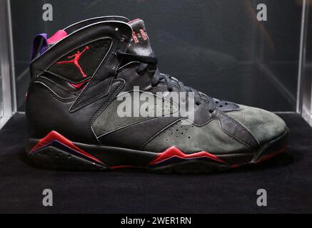 New York, New York, États-Unis. 26 janvier 2024. Air Jordan VII (1992) sneaker de ''˜The Dynasty Collection', un ensemble de 6 Michael Jordan ''˜Championship clinching' Game Worn Air Jordan sneakers avec une estimation de 7 à 10 millions de dollars détenu chez Sotheby's New York. Les baskets ont été données à Tim Hallam, un cadre des relations publiques pour les Bulls de Chicago qui était avec l'équipe depuis 1978. (Image de crédit : © Nancy Kaszerman/ZUMA Press Wire) USAGE ÉDITORIAL SEULEMENT! Non destiné à UN USAGE commercial ! Crédit : ZUMA Press, Inc./Alamy Live News Banque D'Images