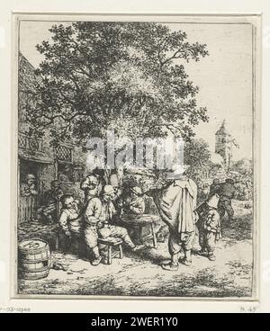 Violoniste et jeune tourneur de limbe, Adriaen van Ostade, 1654 - 1656 imprimer deux musiciens, un homme avec un violon et un garçon avec un treuil, divertissent une compagnie de boissons à une table dans une rue du village. En arrière-plan, il y a une tour d'église où le drapeau pend. gravure de papier plus d'un musicien avec instrument. violon, violon. hurdy-gurdy Banque D'Images