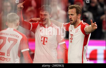 Harry Kane du Bayern Muenchen Aleksandar Pavlovic du Bayern Muenchen FC Bayern MŸnchen - VfB Stuttgart Fussball 1 . Bundesliga saison 2023 / 2024 © diebilderwelt / Alamy stock Banque D'Images