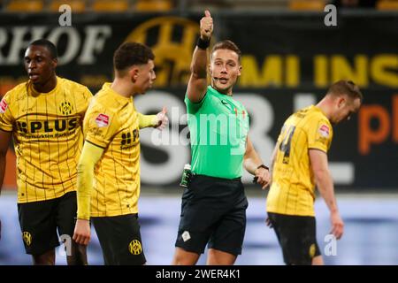 Kerkrade, pays-Bas. 26 janvier 2024. KERKRADE, PAYS-BAS - JANVIER 26 : l'arbitre Michael Eijgelsheim regarde lors du match Roda JC Kerkrade entre le Jong FC Utrecht au Parkstad Limburg Stadion le 26 janvier 2024 à Kerkrade, pays-Bas. (Photo Orange Pictures) crédit : dpa/Alamy Live News Banque D'Images