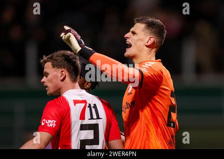 Den Haag, pays-Bas. 26 janvier 2024. DEN HAAG, PAYS-BAS - JANVIER 26 : Jan Hoekstra du FC Emmen entraîne ses coéquipiers lors du match néerlandais Keuken Kampioen Divisie entre ado Den Haag et FC Emmen au Bingoal Stadion le 26 janvier 2024 à Den Haag, aux pays-Bas. (Photo Hans van der Valk/Orange Pictures) crédit : Orange pics BV/Alamy Live News Banque D'Images