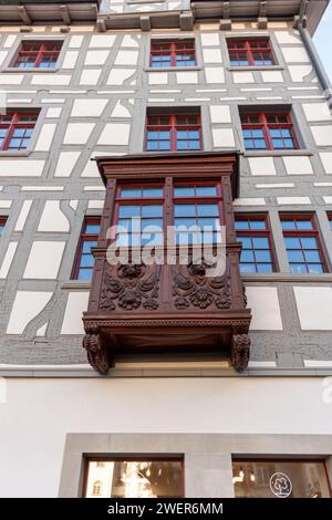 ST. GALLEN, SUISSE - 3 JANVIER 2024 : baie vitrée, une partie de la pièce émergeant du plan de la façade. Baies vitrées uniques sur les maisons dans le o Banque D'Images