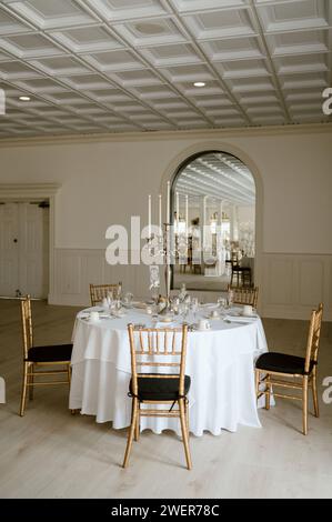 Une table à manger magnifiquement arrangée pour quatre avec des décors élégants et des bougies romantiques Banque D'Images