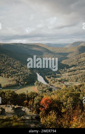 Un magnifique paysage pittoresque présentant une rivière qui coule à travers une vallée entourée de montagnes majestueuses Banque D'Images