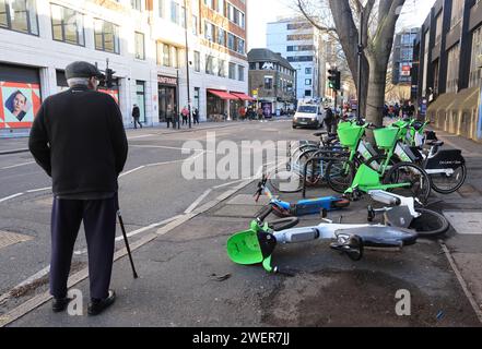 Avec 30 000 vélos électriques arrivés à Londres au cours des 5 dernières années, les vélos de location mal garés et jetés se révèlent un danger pour les malvoyants, Lime est la plus grande entreprise. Banque D'Images