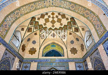 Téhéran (Téhéran), Iran, 06.24.2023 : vue en angle bas de la mosquée Shah (Téhéran) à Bazaar, Téhéran, iran Banque D'Images