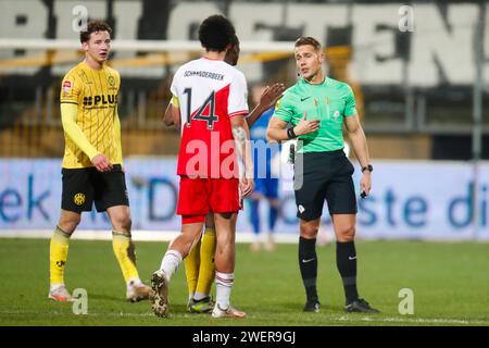 Kerkrade, pays-Bas. 26 janvier 2024. KERKRADE, PAYS-BAS - 26 JANVIER : l'arbitre Michael Eijgelsheim arrête le match lors du match Roda JC Kerkrade entre le Jong FC Utrecht au Parkstad Limburg Stadion le 26 janvier 2024 à Kerkrade, pays-Bas. (Photo Orange Pictures) crédit : dpa/Alamy Live News Banque D'Images